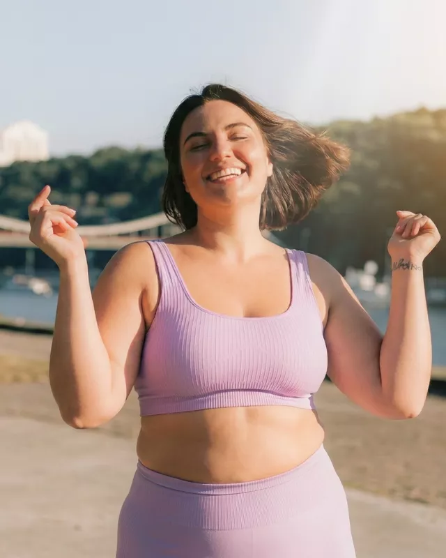 Persona en bienestar haciendo ejercicio