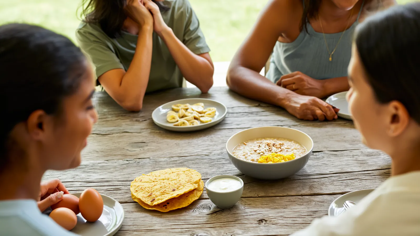Mesa con desayuno suave para gastritis: avena cocida con plátano, huevo cocido, tortilla de maíz y yogur natural