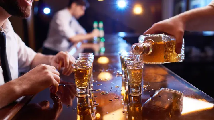 Barra de bebidas en donde se sirve un wiskey