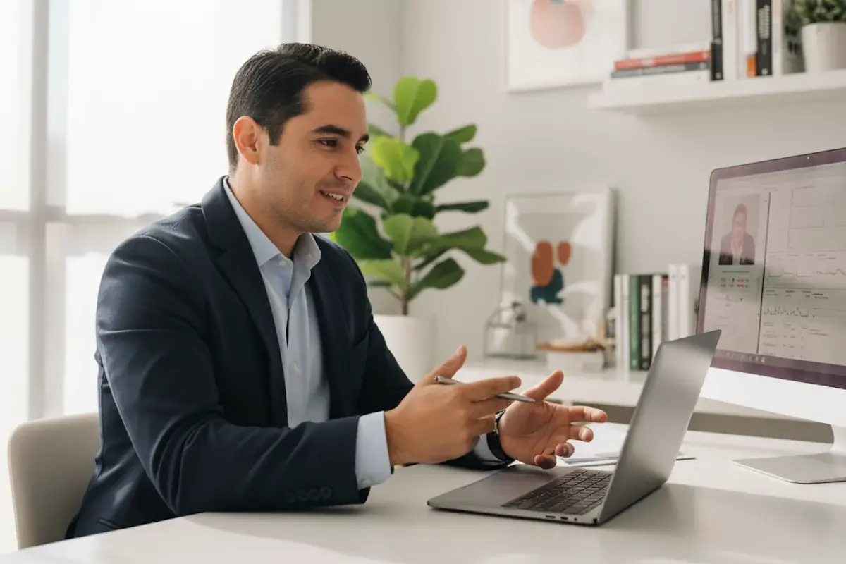 Médica en consulta online