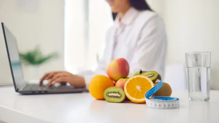 Nutriologa dando consulta